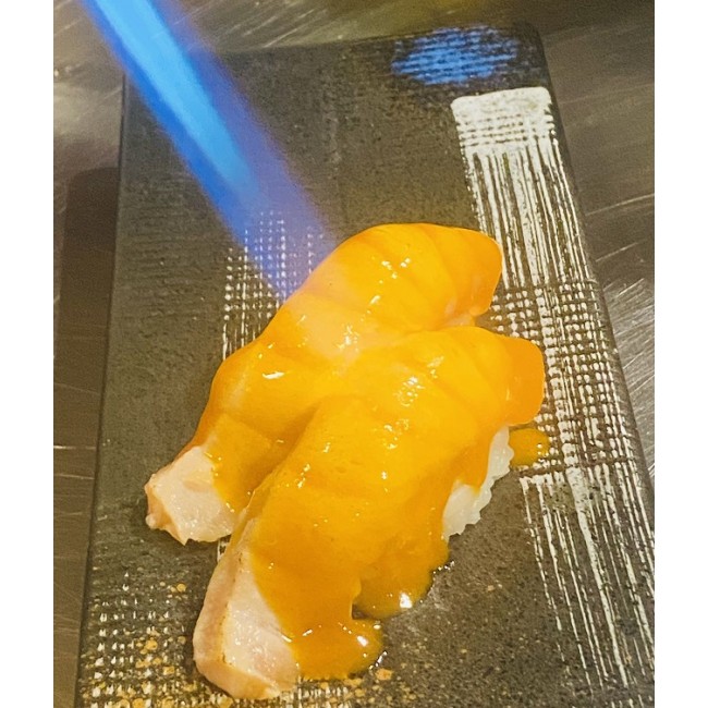 Torched Salmon Sushi (2pcs)