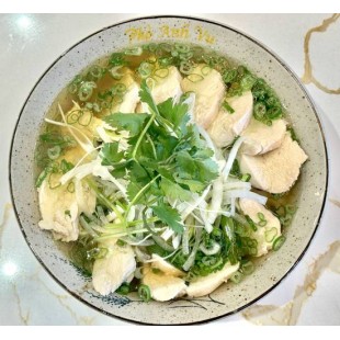 24. Chicken Breast Rice Noodle Soup (Beef Broth) (Large) 雞胸肉麵湯 (牛肉湯) (大)