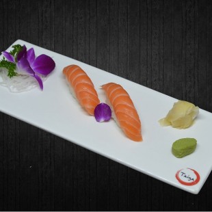 Salmon Sushi (2 pcs)