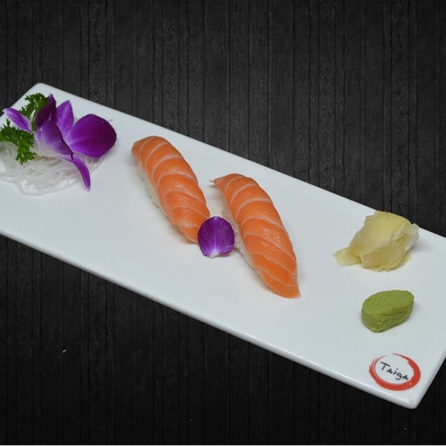 Salmon Sushi (2 pcs)