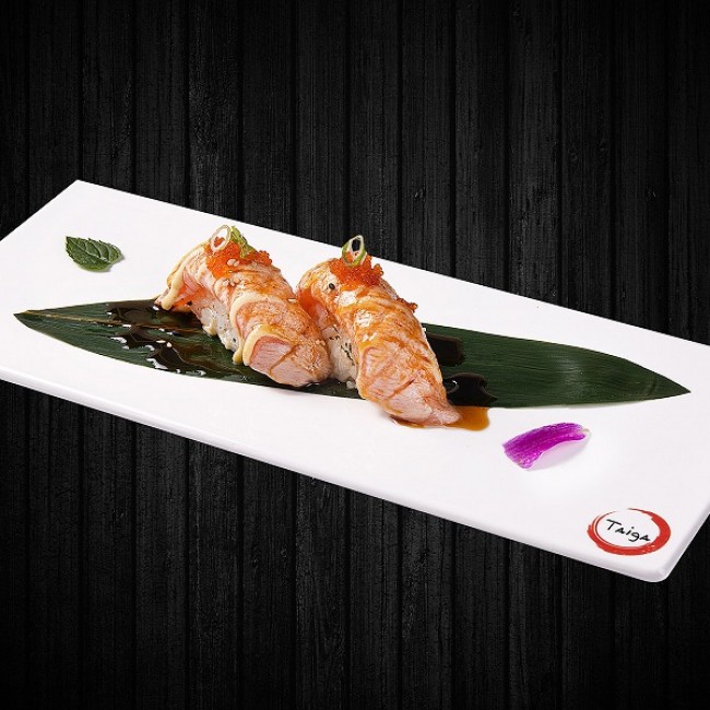 Torched Salmon Sushi (2 pcs)